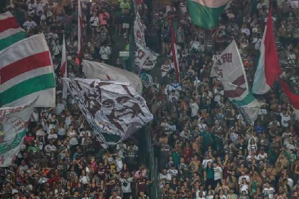 Torcida do Fluminense comemora saída da Z4